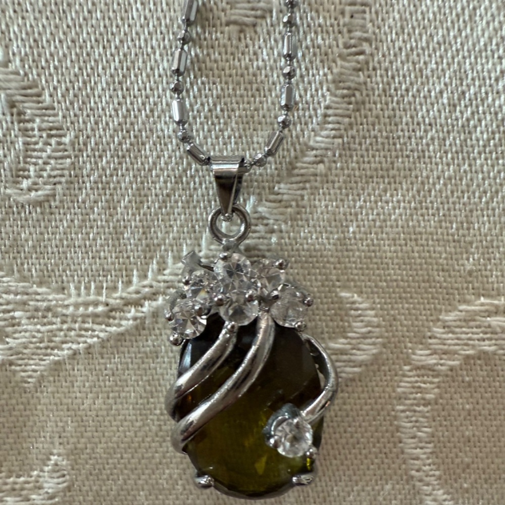SALE..Unusual PENDANT w/OLIVE STONE/CRYSTALS surrounding w/ sliver chain